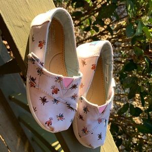 TOMS T9 slip-ons NWOT (never worn) from smoke-free home. Lavender w/cute bugs